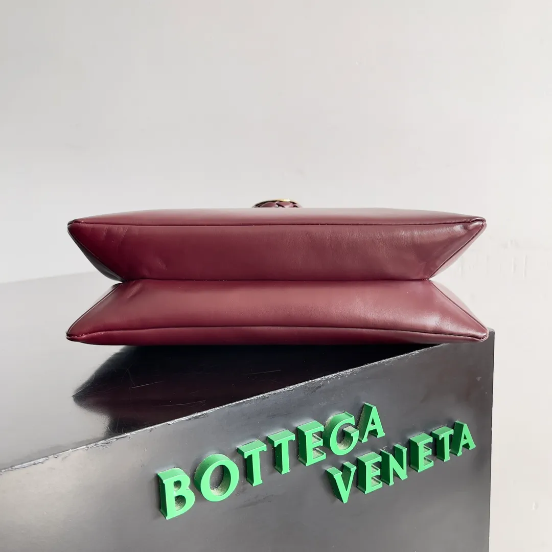 Batch 1520 Inspired by the 1970s, the Bottega Veneta women's logo shoulder bag has a smooth leather surface that brings a clean and handsome feel, just like the neatness and tenacity of a working woman. The front buckle has high-quality hardware pendant body, the overall retro elegance, and the excellent leather feels soft. This Bottega Veneta series can be described as beautiful, weakening the complexity of the outfit, not competing for it, and only using the best quality to interpret itself. Style number: 806030 (small size) Size: 27*16*6cm
